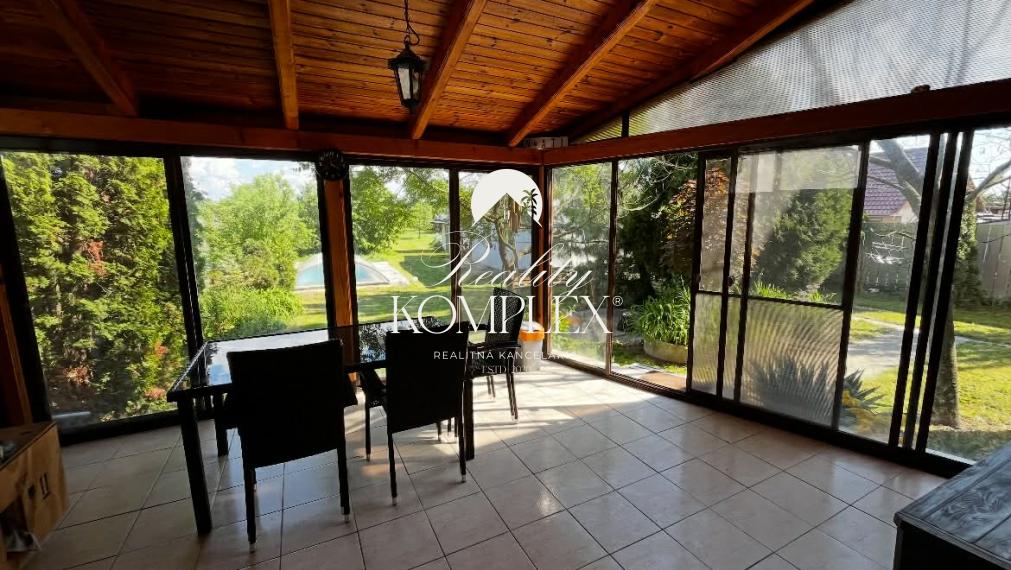 Reality KOMPLEX s.r.o. Vám  ponúka na predaj rodinný dom po kompletnej rekonštrukcii v pokojnej obci Čalovec