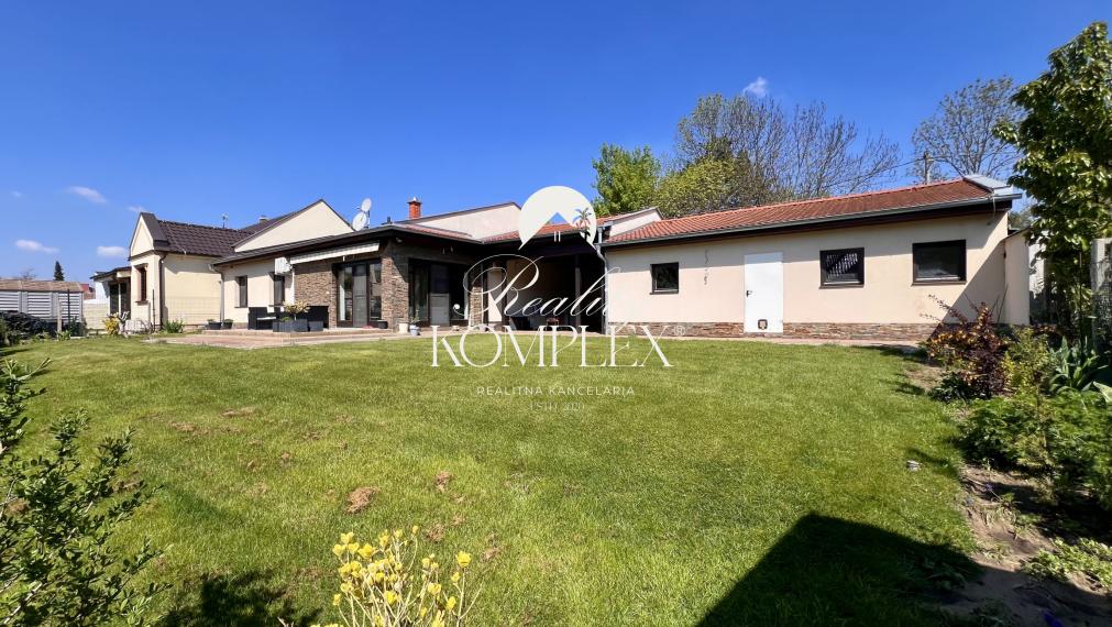Reality KOMPLEX s.r.o. ponúka na PREDAJ NADŠTANDARDNÝ 4-IZBOVÝ RODINNÝ DOM s DVOJGARÁŽOU A KRYTOU TERASOU v KOMÁRNE
