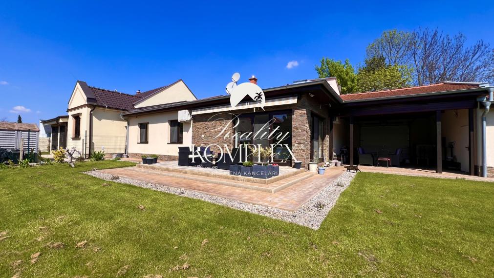 Reality KOMPLEX s.r.o. ponúka na PREDAJ NADŠTANDARDNÝ 4-IZBOVÝ RODINNÝ DOM s DVOJGARÁŽOU A KRYTOU TERASOU v KOMÁRNE
