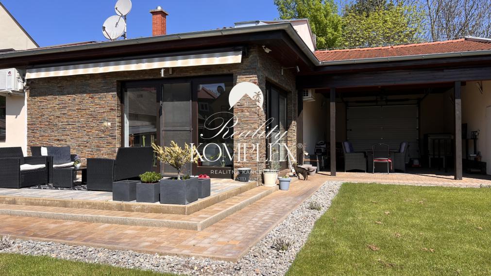 Reality KOMPLEX s.r.o. ponúka na PREDAJ NADŠTANDARDNÝ 4-IZBOVÝ RODINNÝ DOM s DVOJGARÁŽOU A KRYTOU TERASOU v KOMÁRNE