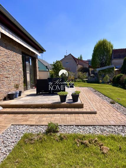 Reality KOMPLEX s.r.o. ponúka na PREDAJ NADŠTANDARDNÝ 4-IZBOVÝ RODINNÝ DOM s DVOJGARÁŽOU A KRYTOU TERASOU v KOMÁRNE
