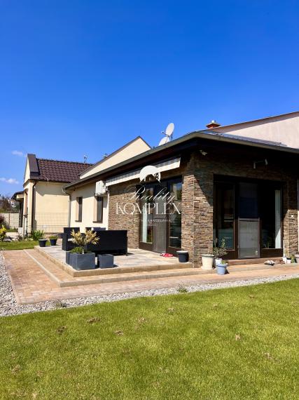 Reality KOMPLEX s.r.o. ponúka na PREDAJ NADŠTANDARDNÝ 4-IZBOVÝ RODINNÝ DOM s DVOJGARÁŽOU A KRYTOU TERASOU v KOMÁRNE