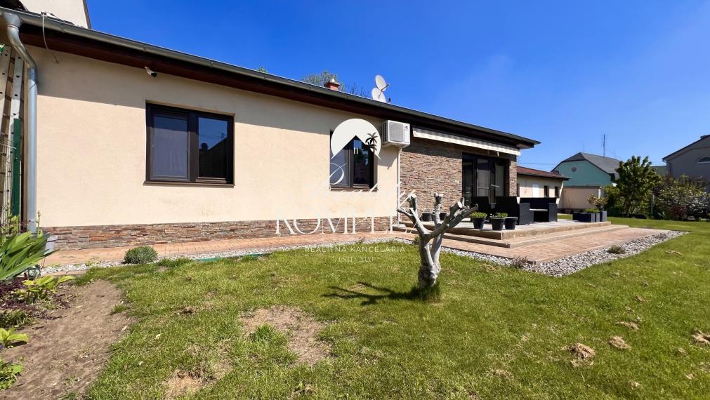 Reality KOMPLEX s.r.o. ponúka na PREDAJ NADŠTANDARDNÝ 4-IZBOVÝ RODINNÝ DOM s DVOJGARÁŽOU A KRYTOU TERASOU v KOMÁRNE