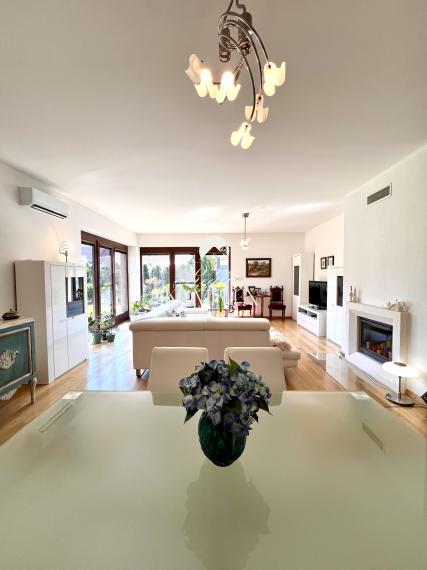 Reality KOMPLEX s.r.o. ponúka na PREDAJ NADŠTANDARDNÝ 4-IZBOVÝ RODINNÝ DOM s DVOJGARÁŽOU A KRYTOU TERASOU v KOMÁRNE