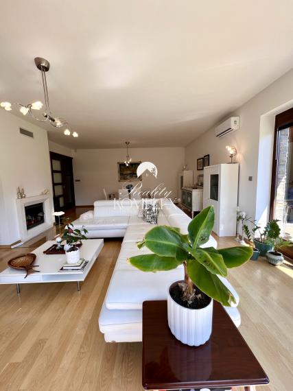 Reality KOMPLEX s.r.o. ponúka na PREDAJ NADŠTANDARDNÝ 4-IZBOVÝ RODINNÝ DOM s DVOJGARÁŽOU A KRYTOU TERASOU v KOMÁRNE