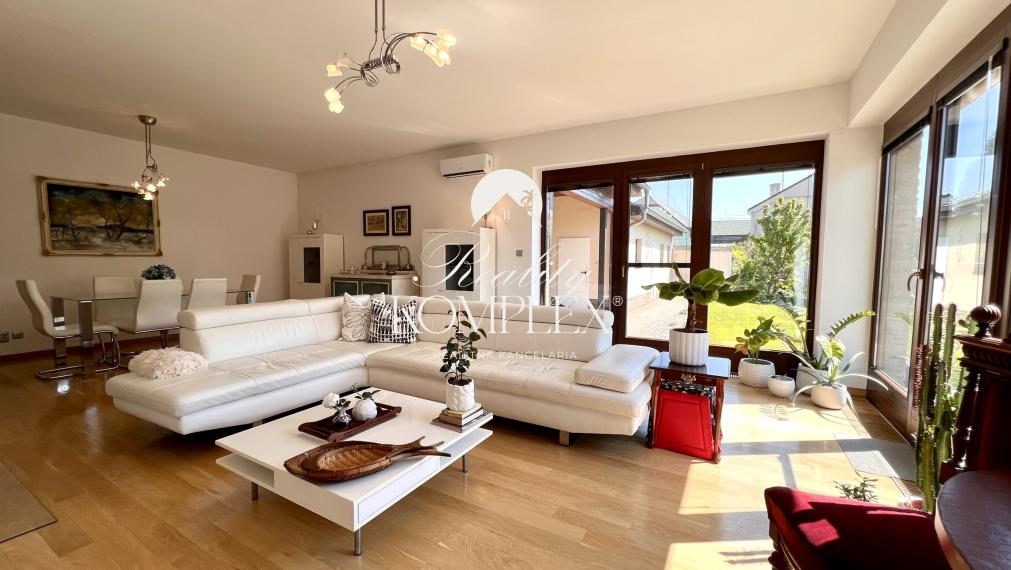 Reality KOMPLEX s.r.o. ponúka na PREDAJ NADŠTANDARDNÝ 4-IZBOVÝ RODINNÝ DOM s DVOJGARÁŽOU A KRYTOU TERASOU v KOMÁRNE