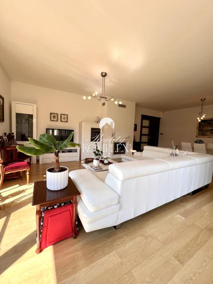 Reality KOMPLEX s.r.o. ponúka na PREDAJ NADŠTANDARDNÝ 4-IZBOVÝ RODINNÝ DOM s DVOJGARÁŽOU A KRYTOU TERASOU v KOMÁRNE