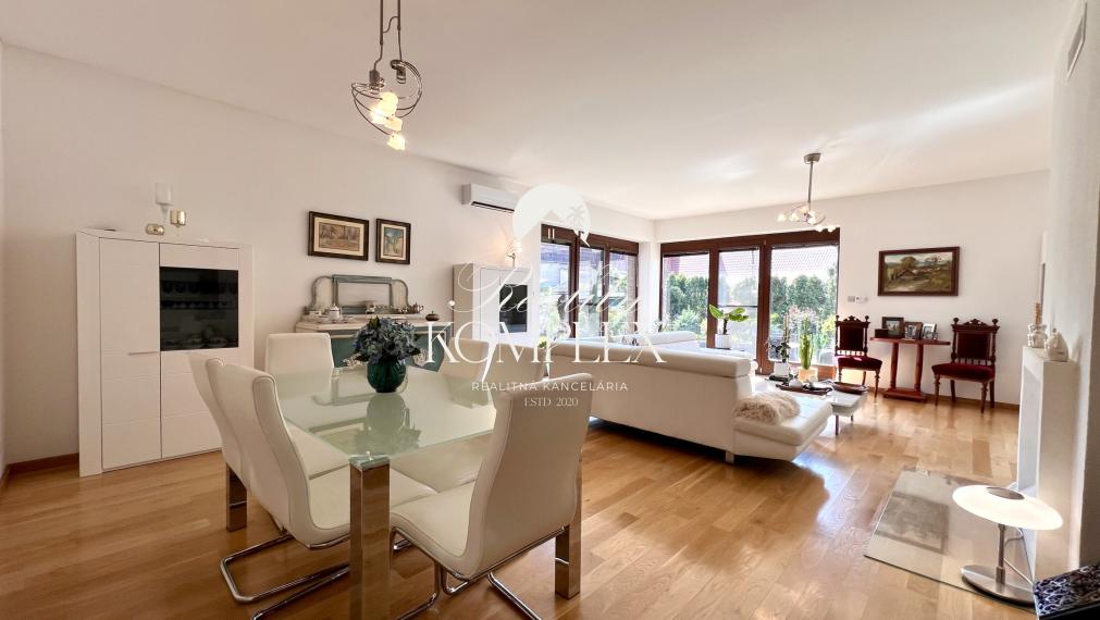 Reality KOMPLEX s.r.o. ponúka na PREDAJ NADŠTANDARDNÝ 4-IZBOVÝ RODINNÝ DOM s DVOJGARÁŽOU A KRYTOU TERASOU v KOMÁRNE