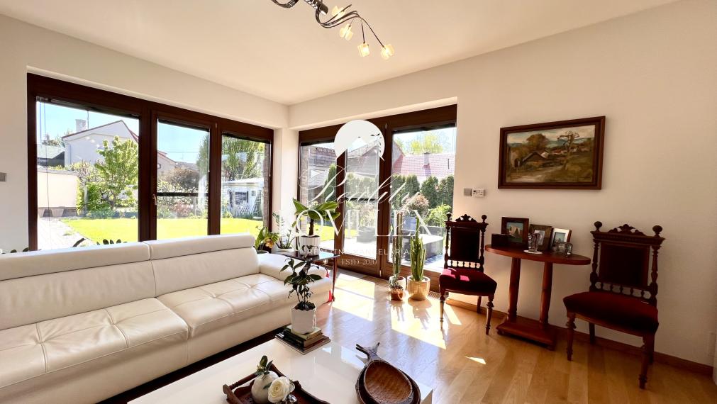 Reality KOMPLEX s.r.o. ponúka na PREDAJ NADŠTANDARDNÝ 4-IZBOVÝ RODINNÝ DOM s DVOJGARÁŽOU A KRYTOU TERASOU v KOMÁRNE