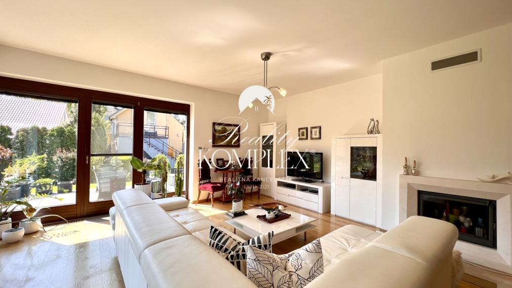 Reality KOMPLEX s.r.o. ponúka na PREDAJ NADŠTANDARDNÝ 4-IZBOVÝ RODINNÝ DOM s DVOJGARÁŽOU A KRYTOU TERASOU v KOMÁRNE