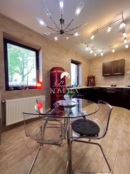 Reality KOMPLEX s.r.o. ponúka na PREDAJ NADŠTANDARDNÝ 4-IZBOVÝ RODINNÝ DOM s DVOJGARÁŽOU A KRYTOU TERASOU v KOMÁRNE