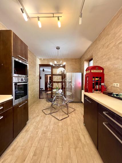 Reality KOMPLEX s.r.o. ponúka na PREDAJ NADŠTANDARDNÝ 4-IZBOVÝ RODINNÝ DOM s DVOJGARÁŽOU A KRYTOU TERASOU v KOMÁRNE