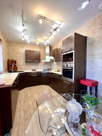 Reality KOMPLEX s.r.o. ponúka na PREDAJ NADŠTANDARDNÝ 4-IZBOVÝ RODINNÝ DOM s DVOJGARÁŽOU A KRYTOU TERASOU v KOMÁRNE