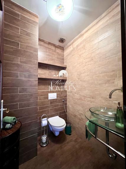 Reality KOMPLEX s.r.o. ponúka na PREDAJ NADŠTANDARDNÝ 4-IZBOVÝ RODINNÝ DOM s DVOJGARÁŽOU A KRYTOU TERASOU v KOMÁRNE