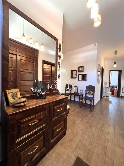 Reality KOMPLEX s.r.o. ponúka na PREDAJ NADŠTANDARDNÝ 4-IZBOVÝ RODINNÝ DOM s DVOJGARÁŽOU A KRYTOU TERASOU v KOMÁRNE