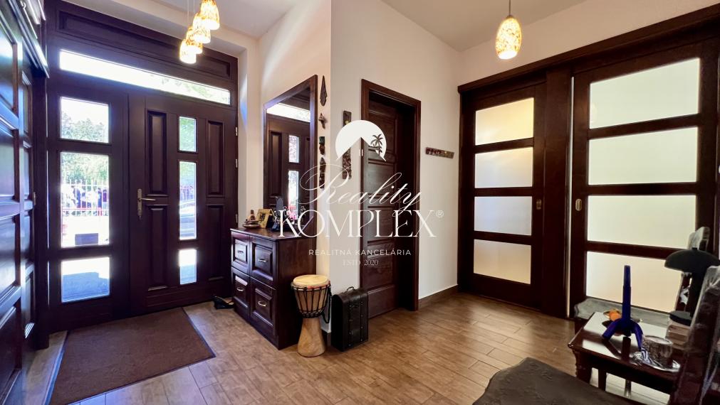 Reality KOMPLEX s.r.o. ponúka na PREDAJ NADŠTANDARDNÝ 4-IZBOVÝ RODINNÝ DOM s DVOJGARÁŽOU A KRYTOU TERASOU v KOMÁRNE