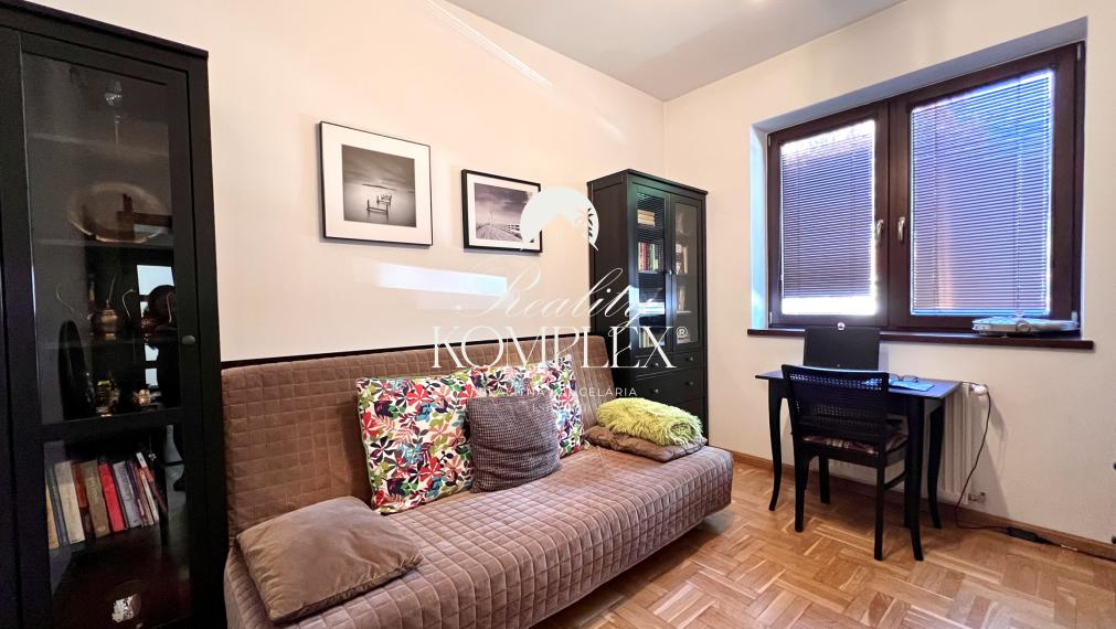 Reality KOMPLEX s.r.o. ponúka na PREDAJ NADŠTANDARDNÝ 4-IZBOVÝ RODINNÝ DOM s DVOJGARÁŽOU A KRYTOU TERASOU v KOMÁRNE