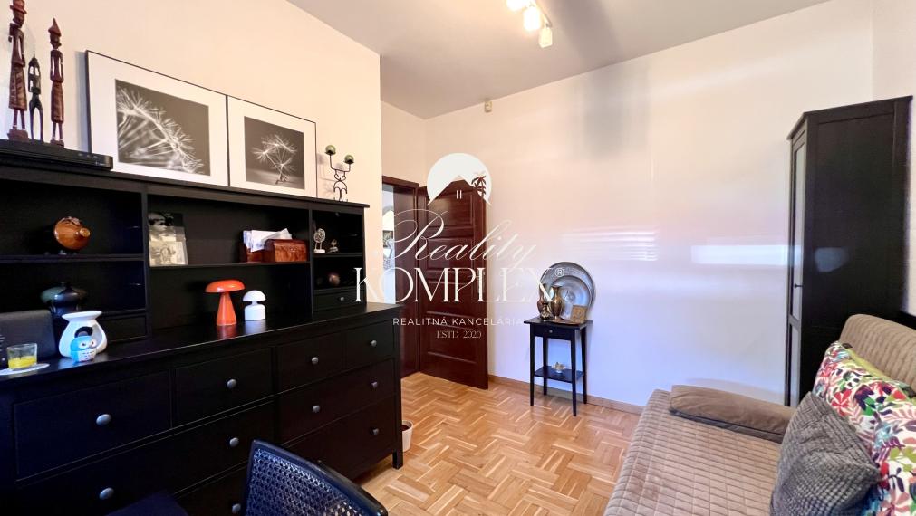 Reality KOMPLEX s.r.o. ponúka na PREDAJ NADŠTANDARDNÝ 4-IZBOVÝ RODINNÝ DOM s DVOJGARÁŽOU A KRYTOU TERASOU v KOMÁRNE