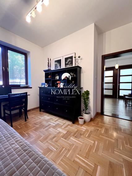 Reality KOMPLEX s.r.o. ponúka na PREDAJ NADŠTANDARDNÝ 4-IZBOVÝ RODINNÝ DOM s DVOJGARÁŽOU A KRYTOU TERASOU v KOMÁRNE