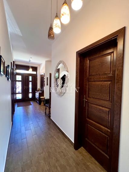 Reality KOMPLEX s.r.o. ponúka na PREDAJ NADŠTANDARDNÝ 4-IZBOVÝ RODINNÝ DOM s DVOJGARÁŽOU A KRYTOU TERASOU v KOMÁRNE