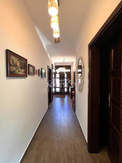 Reality KOMPLEX s.r.o. ponúka na PREDAJ NADŠTANDARDNÝ 4-IZBOVÝ RODINNÝ DOM s DVOJGARÁŽOU A KRYTOU TERASOU v KOMÁRNE