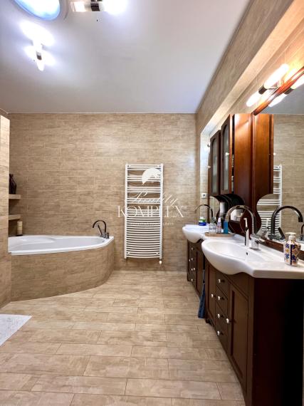 Reality KOMPLEX s.r.o. ponúka na PREDAJ NADŠTANDARDNÝ 4-IZBOVÝ RODINNÝ DOM s DVOJGARÁŽOU A KRYTOU TERASOU v KOMÁRNE