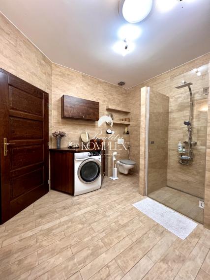 Reality KOMPLEX s.r.o. ponúka na PREDAJ NADŠTANDARDNÝ 4-IZBOVÝ RODINNÝ DOM s DVOJGARÁŽOU A KRYTOU TERASOU v KOMÁRNE