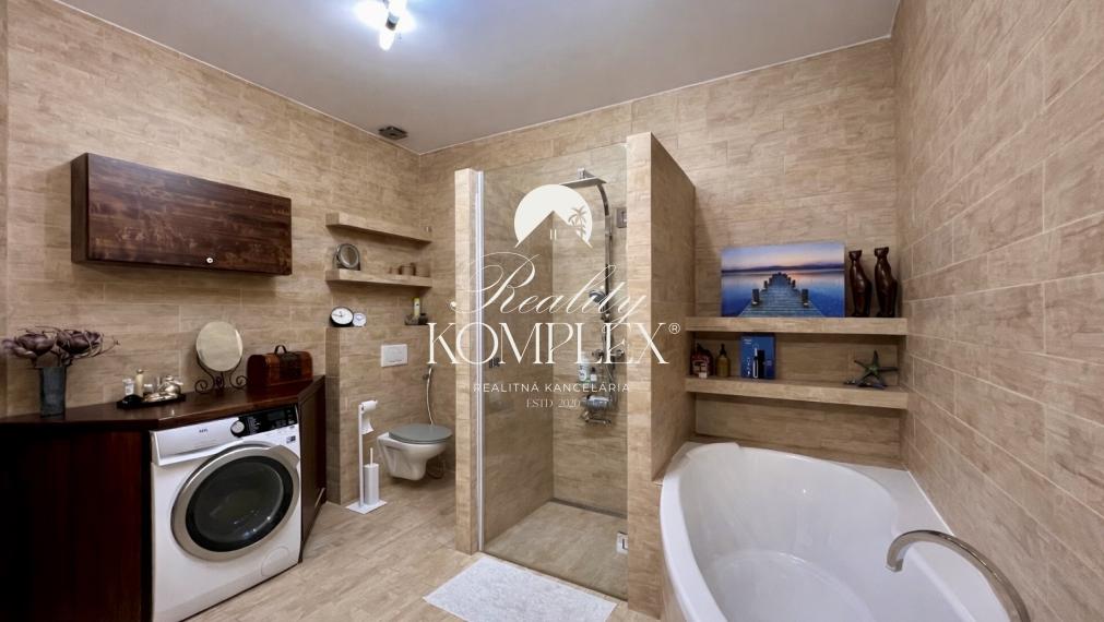 Reality KOMPLEX s.r.o. ponúka na PREDAJ NADŠTANDARDNÝ 4-IZBOVÝ RODINNÝ DOM s DVOJGARÁŽOU A KRYTOU TERASOU v KOMÁRNE