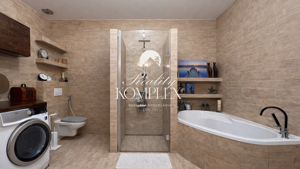 Reality KOMPLEX s.r.o. ponúka na PREDAJ NADŠTANDARDNÝ 4-IZBOVÝ RODINNÝ DOM s DVOJGARÁŽOU A KRYTOU TERASOU v KOMÁRNE