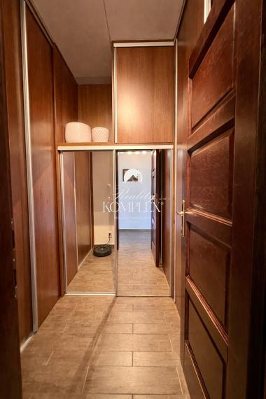 Reality KOMPLEX s.r.o. ponúka na PREDAJ NADŠTANDARDNÝ 4-IZBOVÝ RODINNÝ DOM s DVOJGARÁŽOU A KRYTOU TERASOU v KOMÁRNE