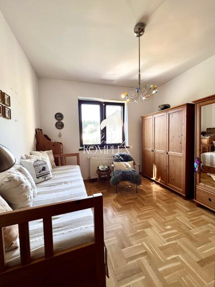 Reality KOMPLEX s.r.o. ponúka na PREDAJ NADŠTANDARDNÝ 4-IZBOVÝ RODINNÝ DOM s DVOJGARÁŽOU A KRYTOU TERASOU v KOMÁRNE