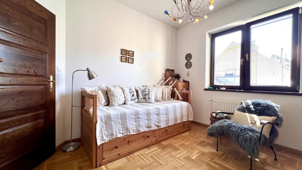 Reality KOMPLEX s.r.o. ponúka na PREDAJ NADŠTANDARDNÝ 4-IZBOVÝ RODINNÝ DOM s DVOJGARÁŽOU A KRYTOU TERASOU v KOMÁRNE