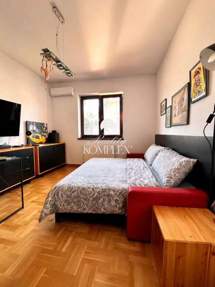 Reality KOMPLEX s.r.o. ponúka na PREDAJ NADŠTANDARDNÝ 4-IZBOVÝ RODINNÝ DOM s DVOJGARÁŽOU A KRYTOU TERASOU v KOMÁRNE