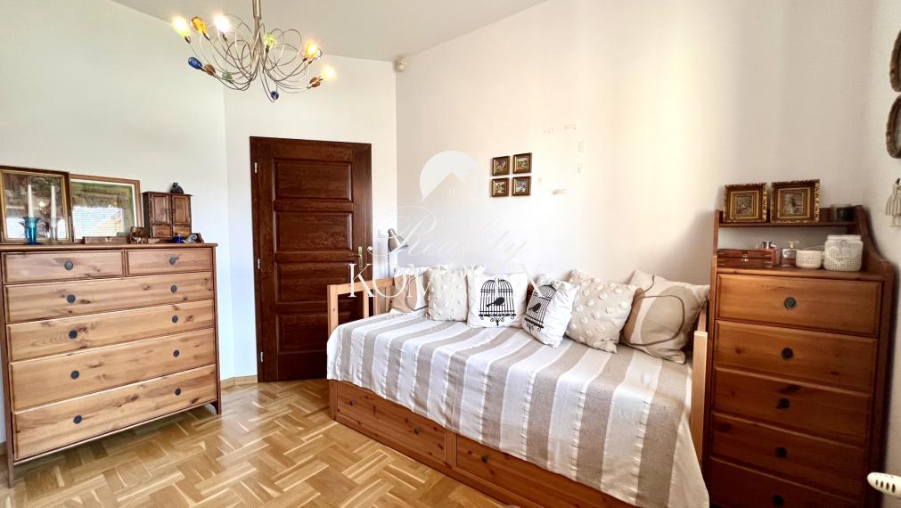 Reality KOMPLEX s.r.o. ponúka na PREDAJ NADŠTANDARDNÝ 4-IZBOVÝ RODINNÝ DOM s DVOJGARÁŽOU A KRYTOU TERASOU v KOMÁRNE