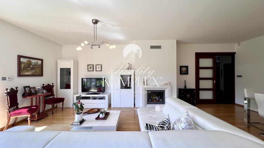 Reality KOMPLEX s.r.o. ponúka na PREDAJ NADŠTANDARDNÝ 4-IZBOVÝ RODINNÝ DOM s DVOJGARÁŽOU A KRYTOU TERASOU v KOMÁRNE