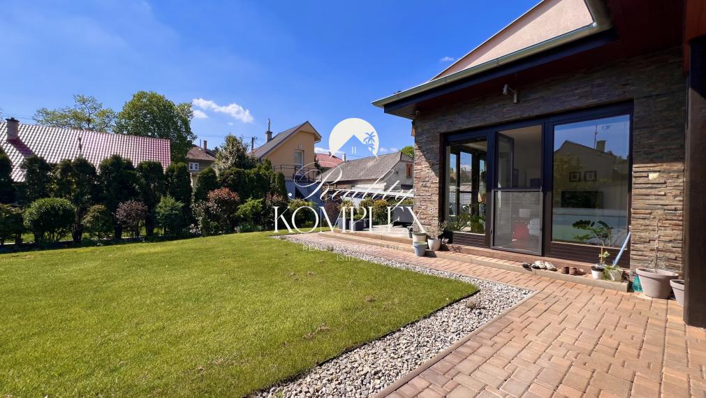 Reality KOMPLEX s.r.o. ponúka na PREDAJ NADŠTANDARDNÝ 4-IZBOVÝ RODINNÝ DOM s DVOJGARÁŽOU A KRYTOU TERASOU v KOMÁRNE