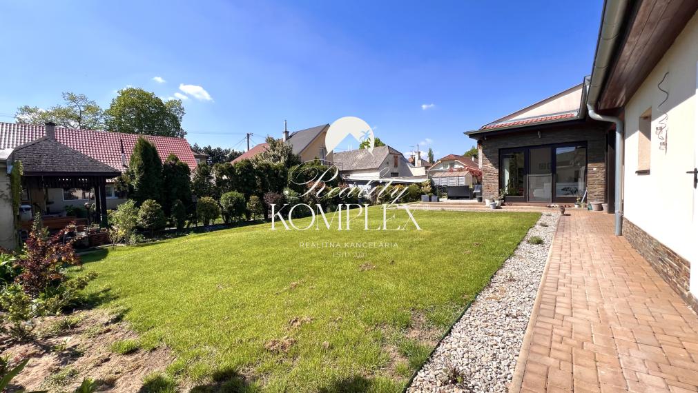 Reality KOMPLEX s.r.o. ponúka na PREDAJ NADŠTANDARDNÝ 4-IZBOVÝ RODINNÝ DOM s DVOJGARÁŽOU A KRYTOU TERASOU v KOMÁRNE