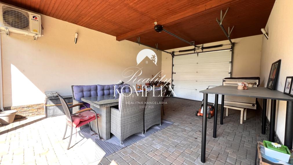 Reality KOMPLEX s.r.o. ponúka na PREDAJ NADŠTANDARDNÝ 4-IZBOVÝ RODINNÝ DOM s DVOJGARÁŽOU A KRYTOU TERASOU v KOMÁRNE