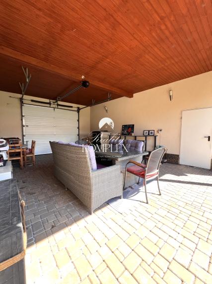 Reality KOMPLEX s.r.o. ponúka na PREDAJ NADŠTANDARDNÝ 4-IZBOVÝ RODINNÝ DOM s DVOJGARÁŽOU A KRYTOU TERASOU v KOMÁRNE