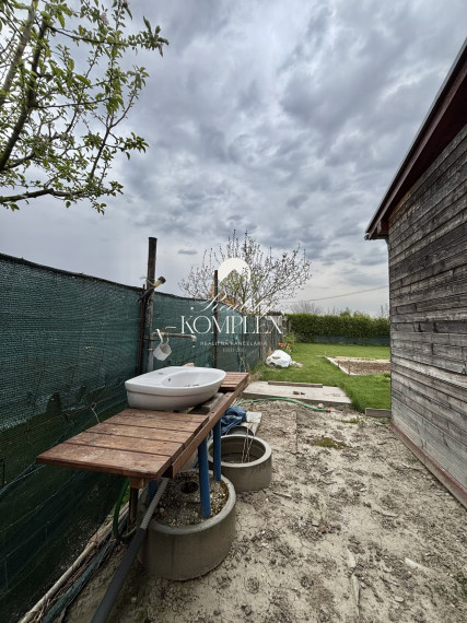 Reality KOMPLEX s.r.o., Vám ponúka na predaj udržiavanú záhradu s chatkou v Komárne, časť Nová Osada.