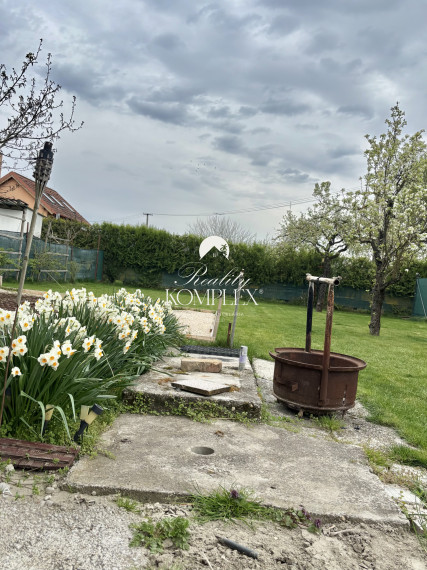 Reality KOMPLEX s.r.o., Vám ponúka na predaj udržiavanú záhradu s chatkou v Komárne, časť Nová Osada.