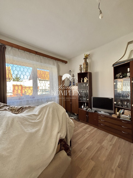 Reality KOMPLEX s.r.o.,Vám  ponúka čiastočne rekonštruovaný 2 izbový rodinný dom  v obľubenej lokalite  Mesta Komárno !