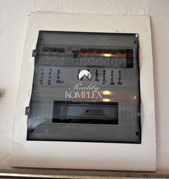 Reality KOMPLEX s.r.o.,Vám  ponúka čiastočne rekonštruovaný 2 izbový rodinný dom  v obľubenej lokalite  Mesta Komárno !