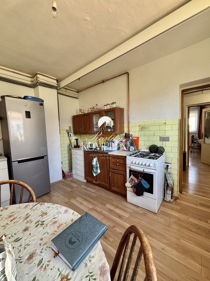 Reality KOMPLEX s.r.o.,Vám  ponúka čiastočne rekonštruovaný 2 izbový rodinný dom  v obľubenej lokalite  Mesta Komárno !