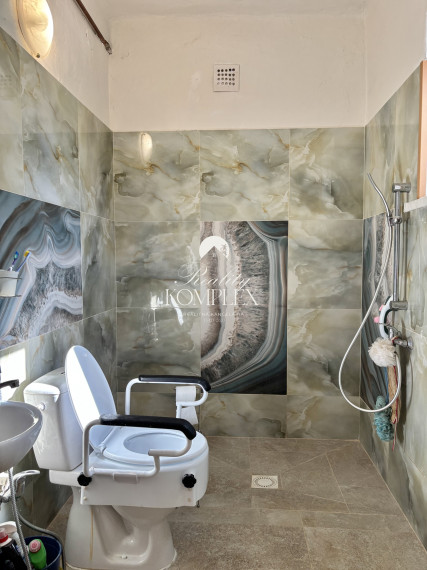 Reality KOMPLEX s.r.o.,Vám  ponúka čiastočne rekonštruovaný 2 izbový rodinný dom  v obľubenej lokalite  Mesta Komárno !