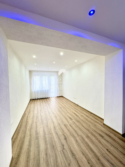 IBA U NÁS !!! Reality KOMPLEX s.r.o. Vám ponúka na PREDAJ tento nádherný, kompletne zrekonštruovaný  dvojizbový tehlový byt s balkónom vo vyhľadávanej lokalite v Komárne !!!