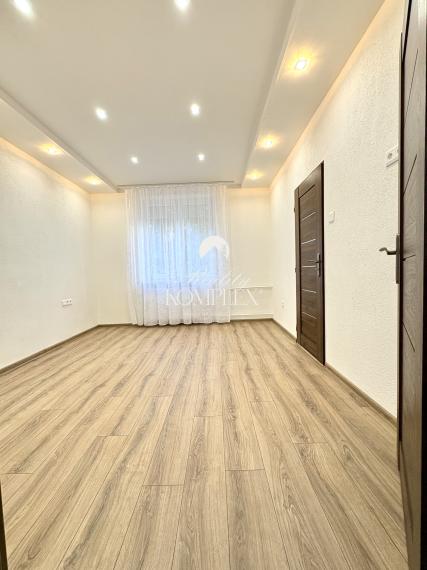 IBA U NÁS !!! Reality KOMPLEX s.r.o. Vám ponúka na PREDAJ tento nádherný, kompletne zrekonštruovaný  dvojizbový tehlový byt s balkónom vo vyhľadávanej lokalite v Komárne !!!