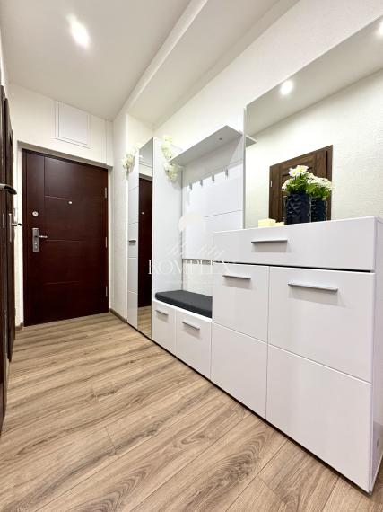 IBA U NÁS !!! Reality KOMPLEX s.r.o. Vám ponúka na PREDAJ tento nádherný, kompletne zrekonštruovaný  dvojizbový tehlový byt s balkónom vo vyhľadávanej lokalite v Komárne !!!