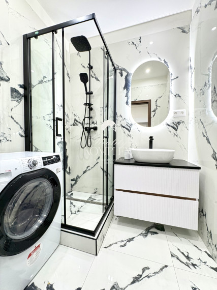 IBA U NÁS !!! Reality KOMPLEX s.r.o. Vám ponúka na PREDAJ tento nádherný, kompletne zrekonštruovaný  dvojizbový tehlový byt s balkónom vo vyhľadávanej lokalite v Komárne !!!