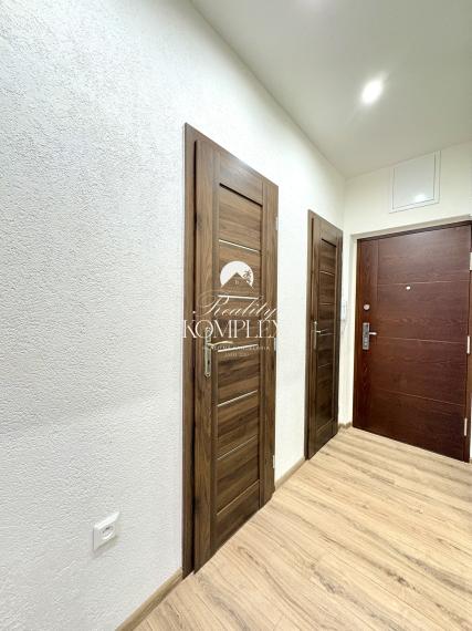 IBA U NÁS !!! Reality KOMPLEX s.r.o. Vám ponúka na PREDAJ tento nádherný, kompletne zrekonštruovaný  dvojizbový tehlový byt s balkónom vo vyhľadávanej lokalite v Komárne !!!